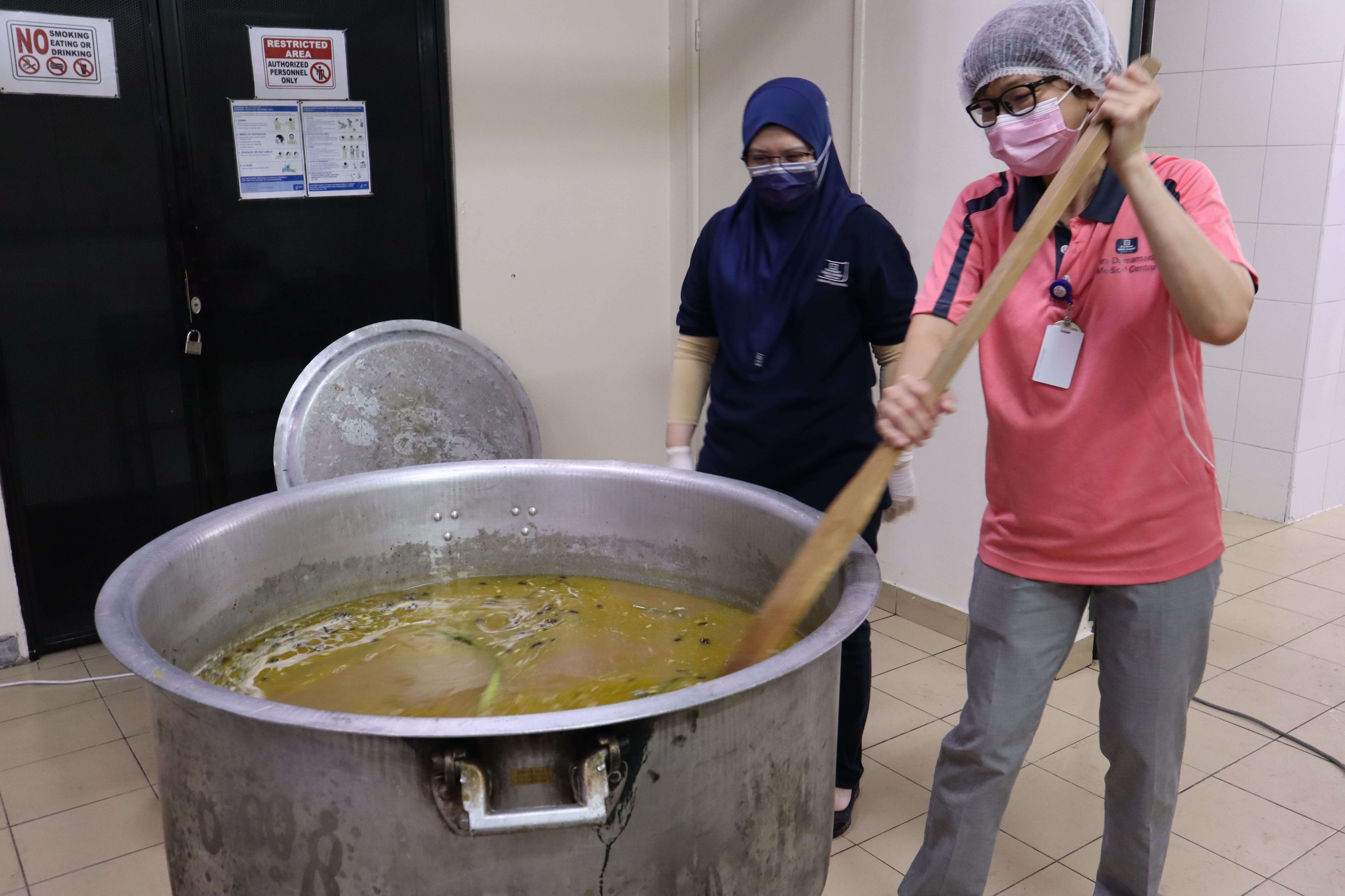 CEO, Drs and staff of ADMC cooking the bubur lambuk